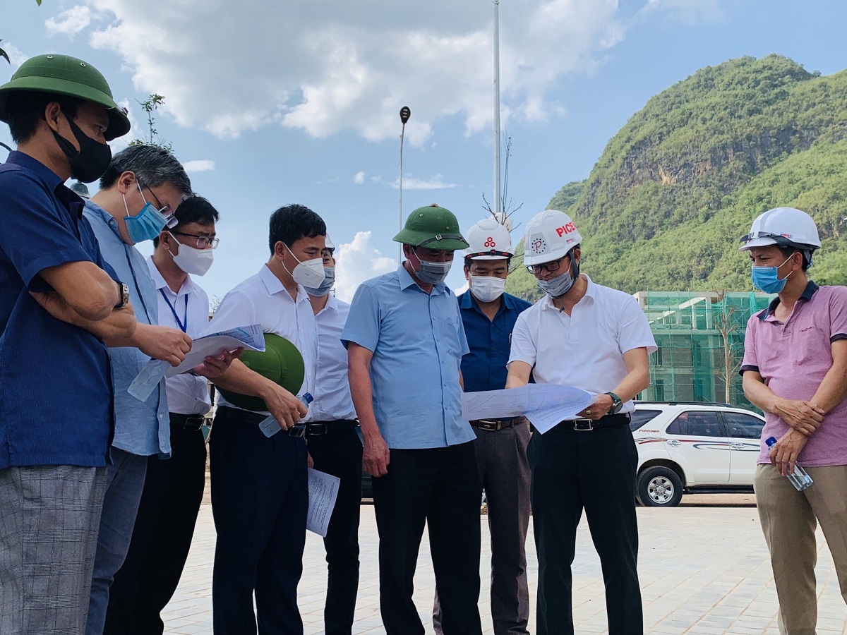 Ông Nguyễn Quang Huy đại diện Chủ đầu tư dự án Picenza Riverside đang trình bày tiến độ thi công với đoàn kiểm tra